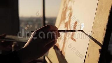 特写一位天才女艺术家在画架上用画笔画的慢镜头。